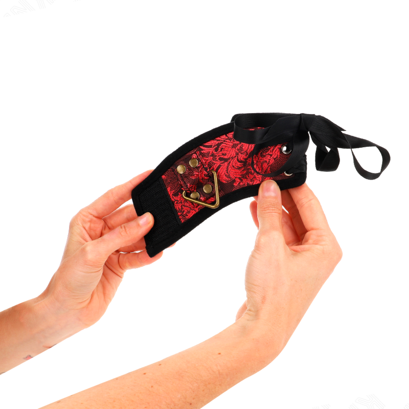 img_187742_2cb4d85f37ebf1efc118620e07674bd3_1.png KINK - ATTACHE-POIGNETS SCANDAL DÉTAILS DENTELLE ROUGE-NOIR 24,5 CM X 6,5 CM – Image 4