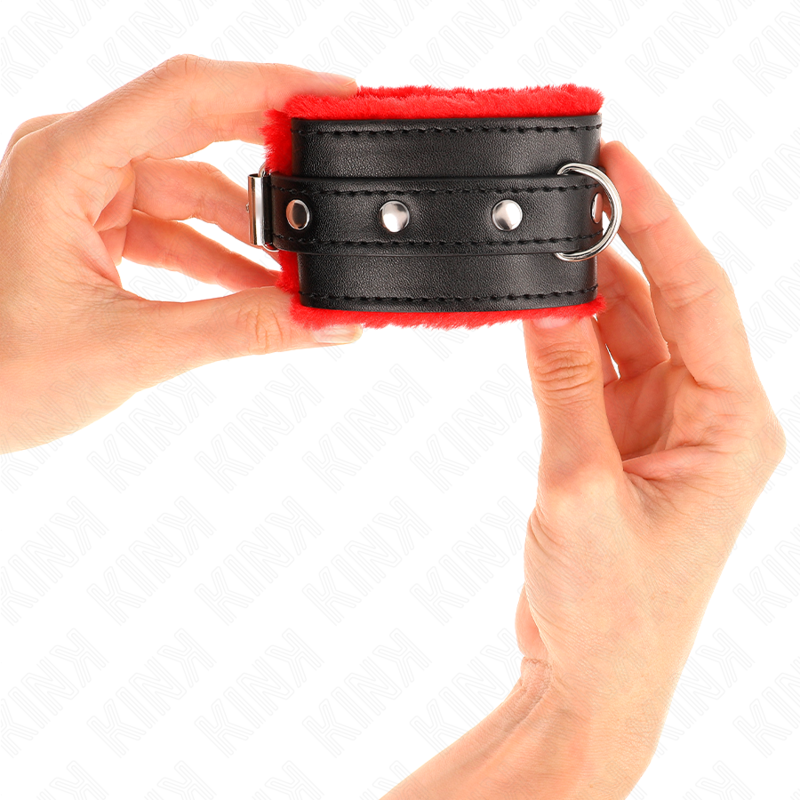 img_189378_4a3bf3b07d922d05b6b820136222d019_1.png KINK - APPUI-POIGNETS DOUBLÉS DE FOURRURE PREMIUM ROUGE AVEC CEINTURE NOIRE RÉGLABLE 17-29 CM X 6 CM – Image 4