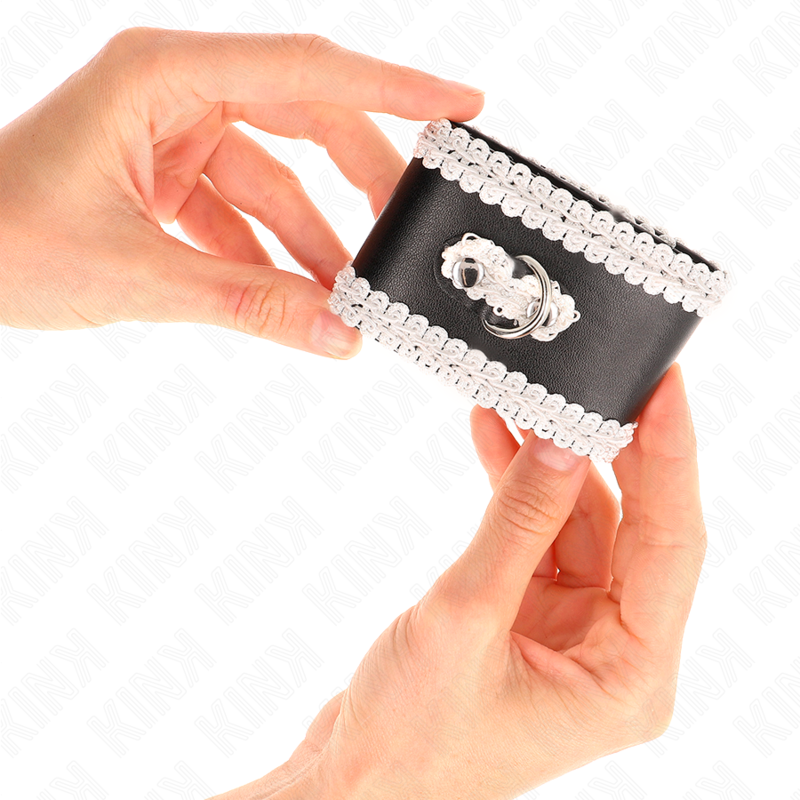 img_189442_636e8e7e2e24da974d9b04f776e309b3_1.png KINK - APPUI-POIGNETS NOIR AVEC DENTELLE DÉCORÉE BLANCHE RÉGLABLE 20-23 CM X 5,5 CM – Image 3